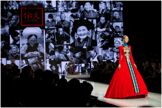 身穿2018EVE CINA春夏款时装的模特与身后的中国绣娘
