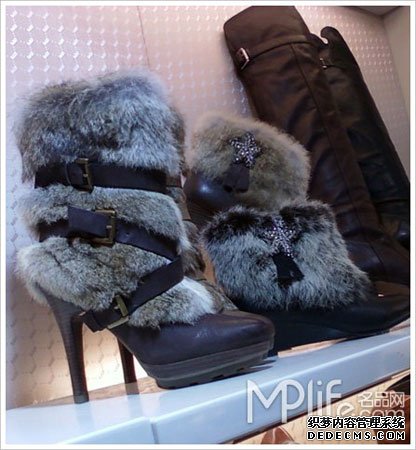 百丽皮草靴 RMB：1580(左)1180(右)
