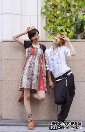  夏末日本街头型人时尚装扮 