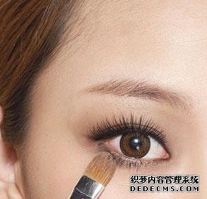 让面部更立体的大地色系妆容