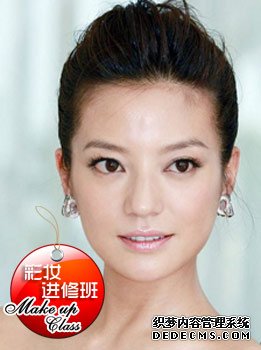 正确补妆带来持久美丽清新妆容