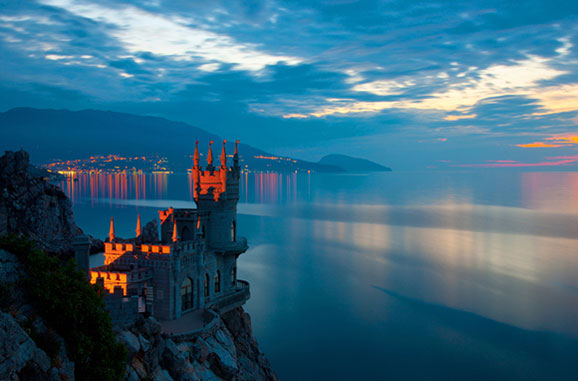 全球十大位置诡异的美丽城堡