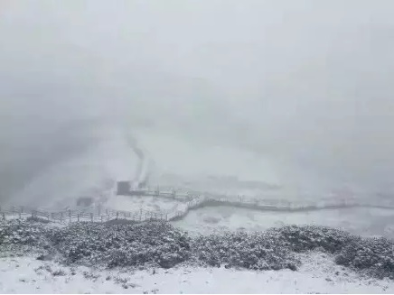 你在南方的秋天里艳阳高照 我在丽江的秋天里大雪纷飞