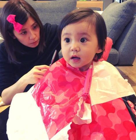 贾静雯为女儿剪头发  孕期依然美美的！