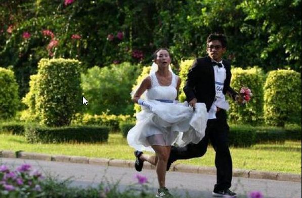 新娘们穿着婚纱，脚踩运动鞋在路上奔跑