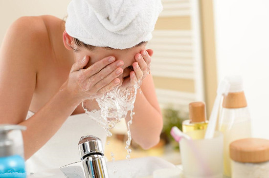 冬季洗脸用冷水洗还是热水洗 洗脸后一定要谨记这6件事